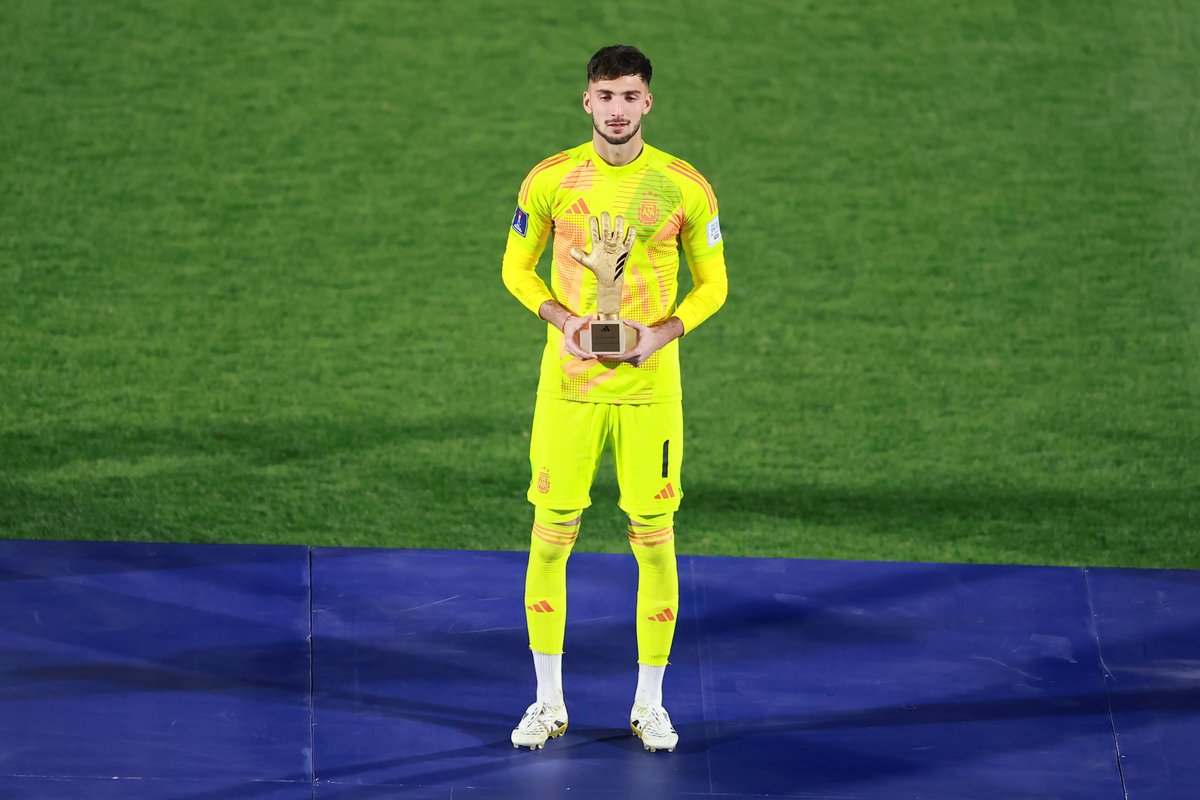 🧤 Santino Barbi, arquero de la #SelecciónArgentina, se quedó con el guante de oro en el Mundial Sub-20, tras un gran desempeño durante todo el certamen.