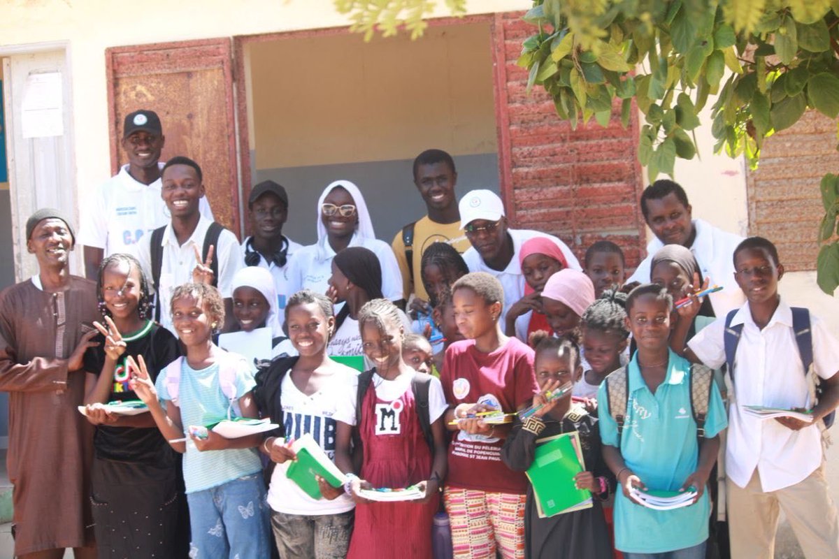 AGIR_off's tweet photo. Ce 16 octobre 2025, l’Association AGIR, en collaboration avec COEUR, a organisé une journée de don de kits scolaires à l’école Ndiarka Diagne (Guédiawaye).
👉 Objectif : 50 kits
✅ Résultat : 60 kits distribués 👏

#Solidarité #Éducation #AGIR #COEUR #Guédiawaye https://t.co/Xvv7wTQtvQ
