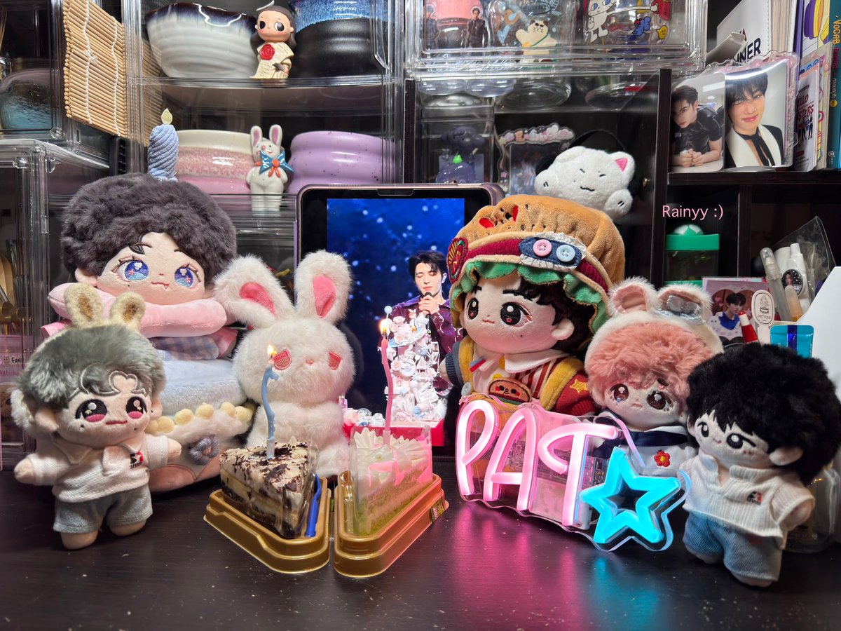 RainyyPT's tweet image. HBD22ขวบนะครับคนเก่งของจปด เป่าเค้กกันมา5ปีแล้วนะ กว่าแพทจะมีวันนี้คงไม่ง่าย อยากบอกเราภูมิใจในตัวแพทมากนะ ยินดีทุกการเติบโต เราอยู่ข้างๆแพทเสมอ แข็งแรงมีความสุขในทุกๆวันนะ รอเจอแพทที่ไทยนะครับ🐰💗
Mint A Wish For Patrick🩵
#แพทริคเป่าเค้กปีที่ยี่สิบสอง
@patrick_pppat #แพทริค