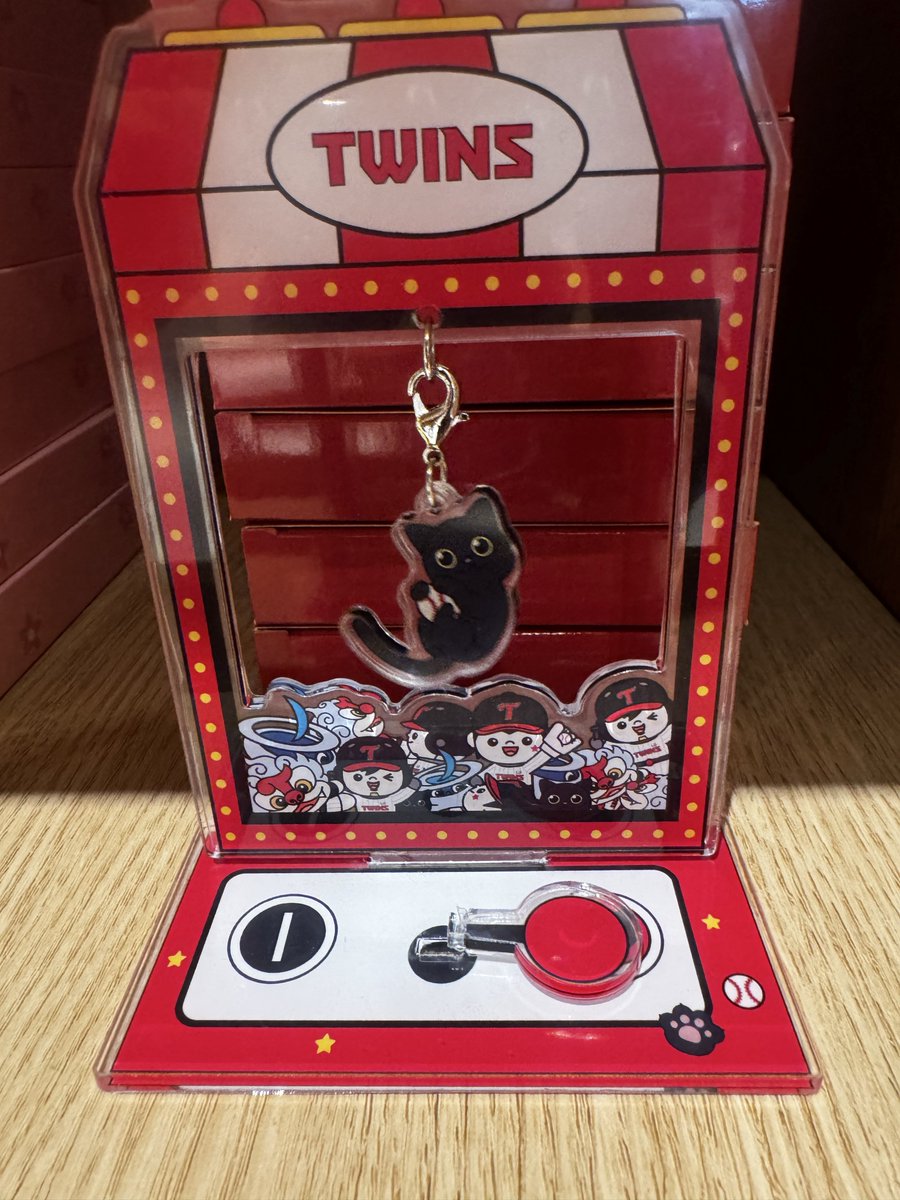 굿즈샵 생겻는데
트윈스 고영 왕기엽네