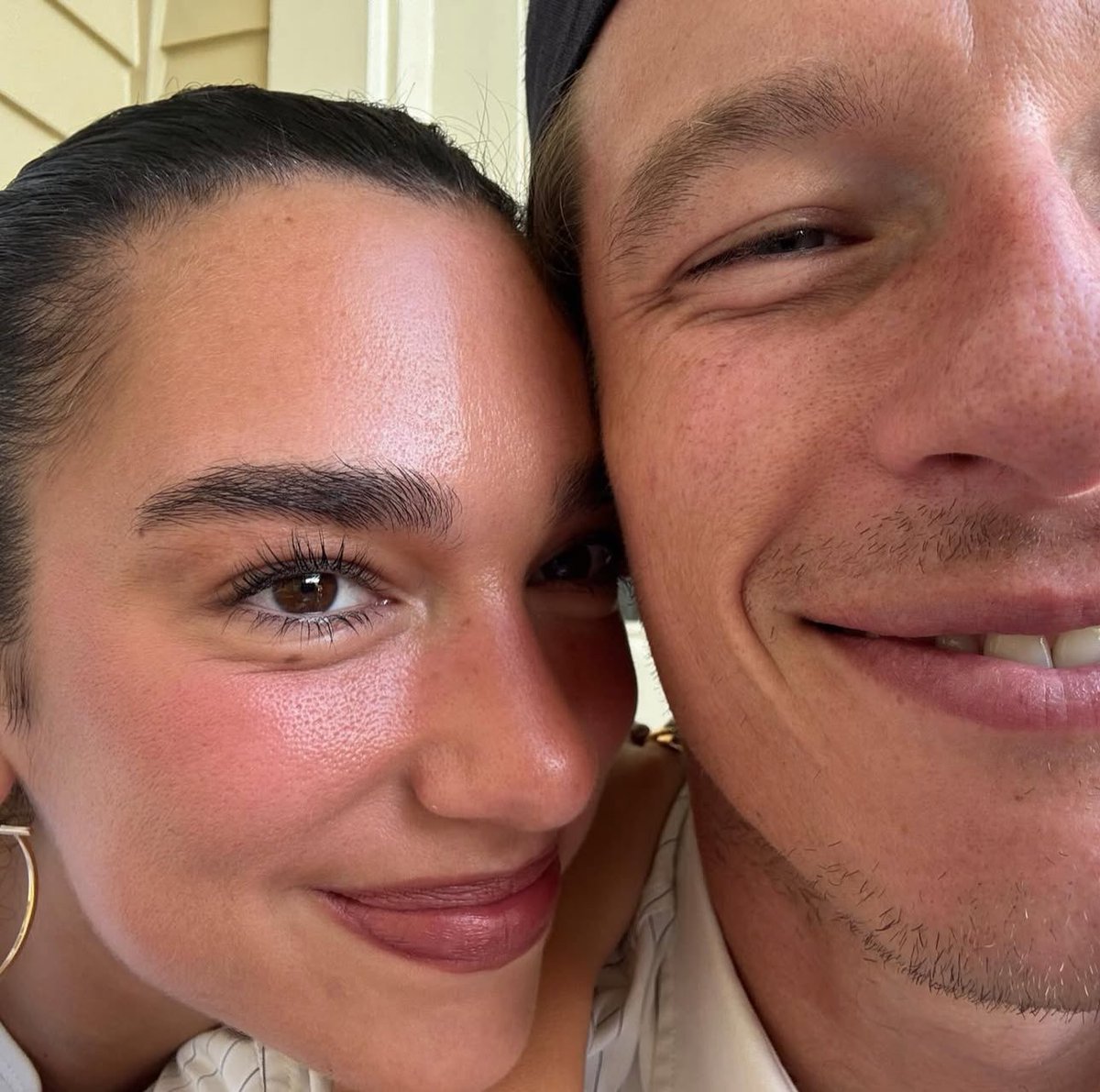 dualipanoticia's tweet image. Callum Turner sobre Dua lipa: Nos sentamos uno al lado del otro y estábamos leyendo el mismo libro Trust de Hernán Díaz, yo acababa de terminar el primer capítulo.Ella me miró y dijo: Yo también acabo de terminarlo, le dije: “Así que estamos en la misma página.”