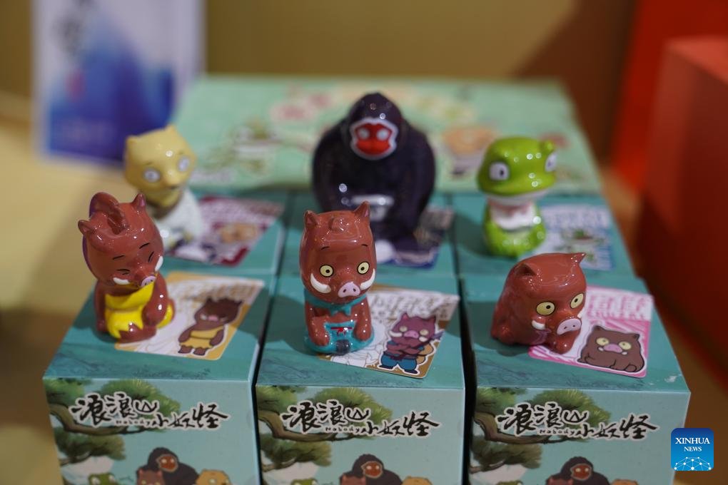 Jiangxi Porcelain: The 2025 China Jingdezhen International Ceramic Expo opened on Saturday in the "porcelain capital" Jingdezhen, attracting more than 1,000 buyers from home and abroad.
The five-day event spans 140,000 square meters and has brought together exhibitors from over
