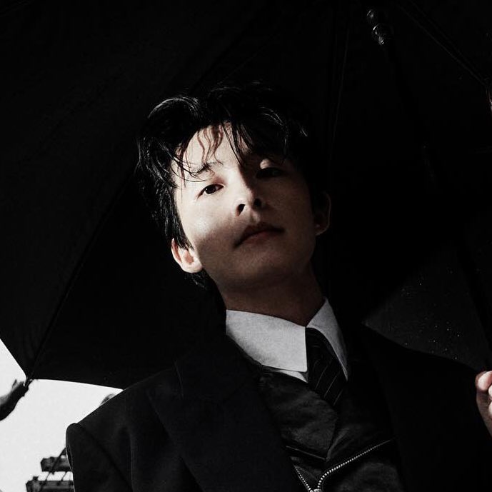 jaewooniee's tweet image. hong kyung serving face card for marie claire korea november 2025 issue