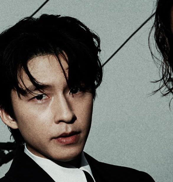 jaewooniee's tweet image. hong kyung serving face card for marie claire korea november 2025 issue