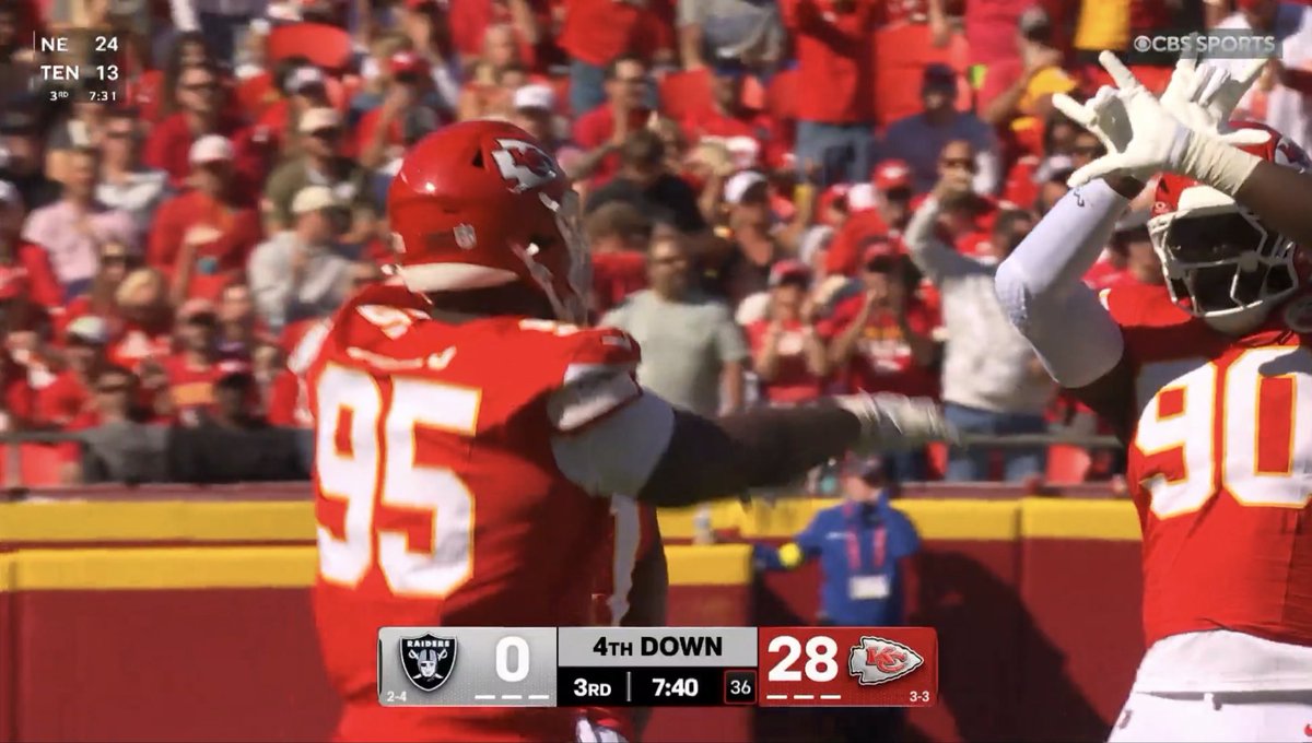 RobHud3's tweet image. Omenihu throwing up the Lynch mob celebration