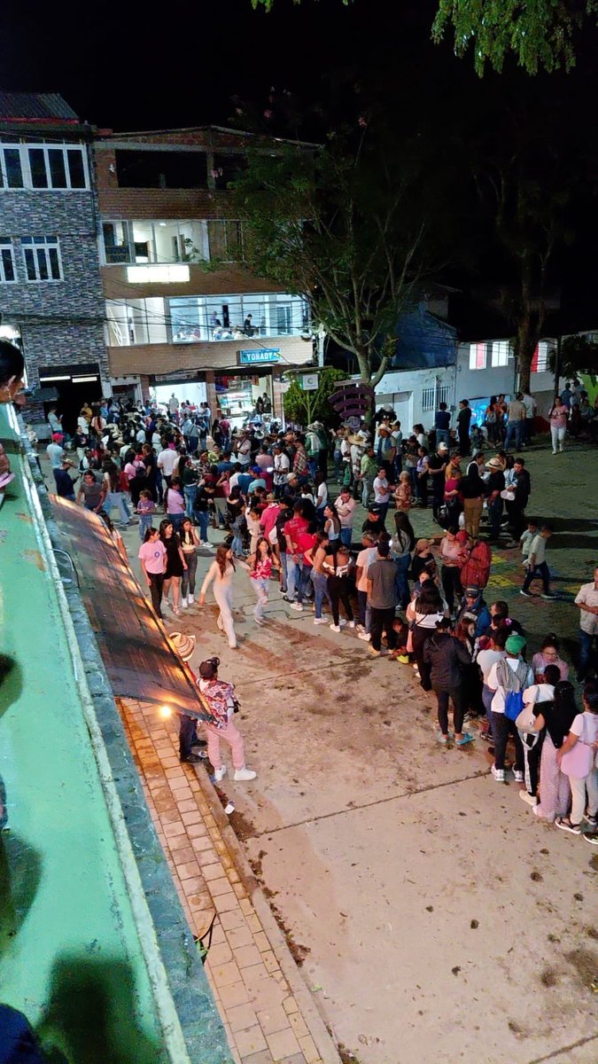 EdisonRestrepoR's tweet image. Esto no es Gaza, es el Municipio de Briceño del Departamento de Antioquia, donde más de 1.200 personas están desplazadas por enfrentamiento de grupos armados. 

La comunidad necesita presencia de la fuerza pública para generar tranquilidad y seguridad. @AndresJRendonC…