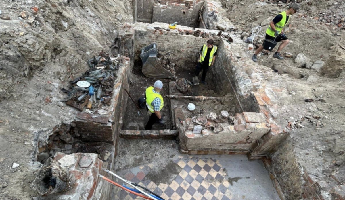 🏚️ *Descubren los restos del orfanato de Janusz Korczak en Varsovia* 🇵🇱✡️

Un hallazgo histórico y profundamente simbólico salió a la luz en Polonia: *arqueólogos descubrieron los restos del orfanato de Janusz Korczak*, el legendario educador judío que eligió acompañar a sus
