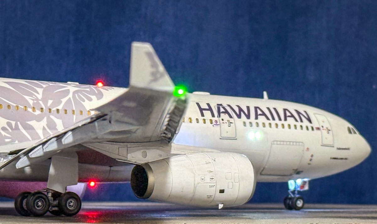 ズベズダ1/144  A332 HAWAIIAN AIRLINES
N386HA完成しやした🫡

横田にもちょいちょい来てるし、多少なりとも馴染みがあるんで作ってみた😀
今回の難敵はやっぱりペイントでした😑

まあ細かいとこ実機と違うとこあるけど気にしないでくだせえ😅
てか、電飾は民間機にやった方が映えるね🤣

#144スケモ