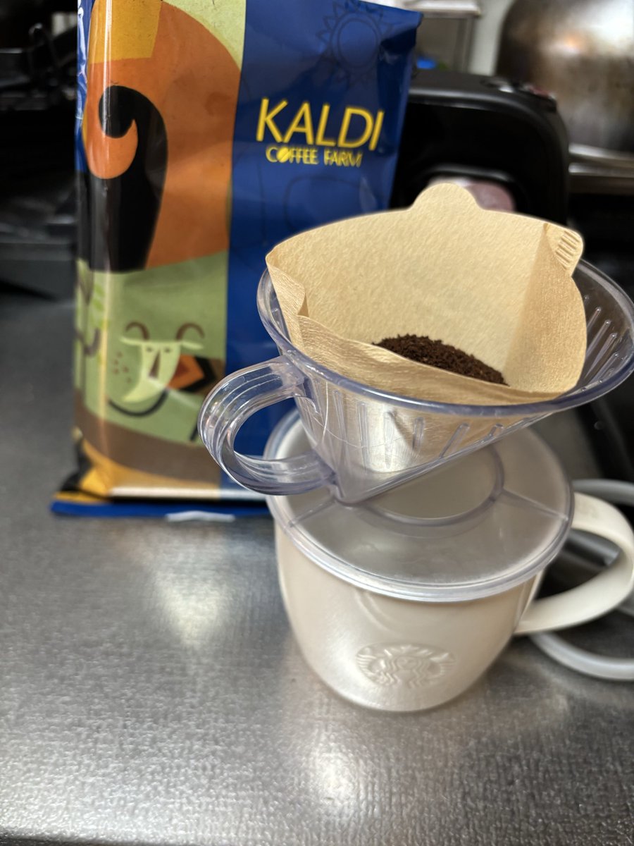 merimo27's tweet image. ホットコーヒーが美味しい季節になりました☕️
カルディの袋開ける時、いつも『ふがふが』しています😆
ナッツとお煎餅食べて少しの休憩時間も楽しみます🥜
#webライターと繋がりたい 
#フリーライター