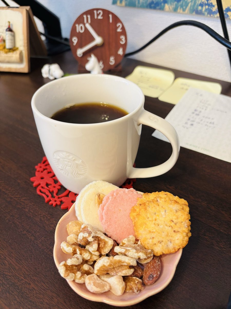 merimo27's tweet image. ホットコーヒーが美味しい季節になりました☕️
カルディの袋開ける時、いつも『ふがふが』しています😆
ナッツとお煎餅食べて少しの休憩時間も楽しみます🥜
#webライターと繋がりたい 
#フリーライター
