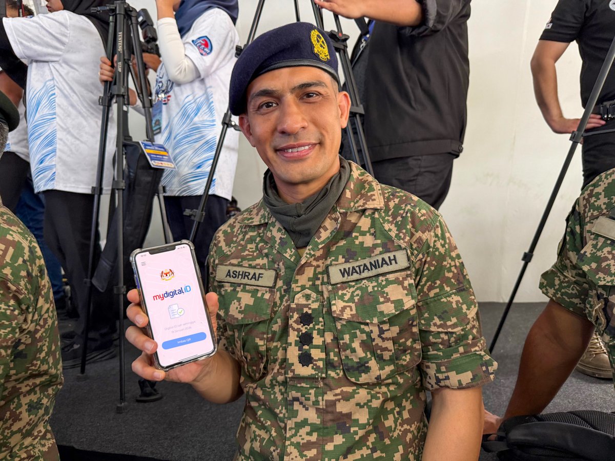 mydigital_ID's tweet image. Ke arah Malaysia yang lebih selamat, satu identiti digital pada satu masa!

Hari terakhir di #ProgramMADANIRakyat Zon Melaka penuh dengan semangat dan senyuman! Booth #MyDigitalID tak henti-henti dikunjungi. Ramai yang join kuiz Kahoot dan belajar lebih tentang identiti digital…