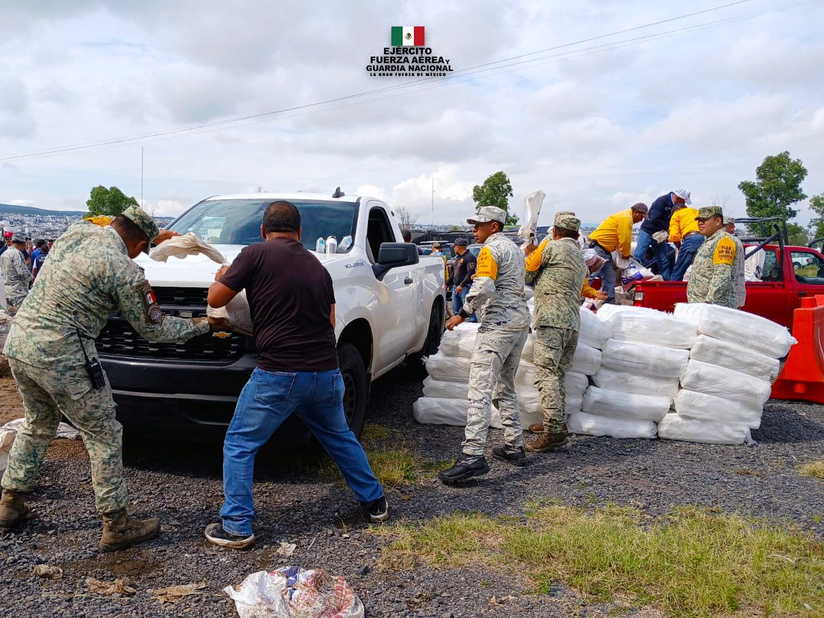 CNPC_MX's tweet image. Las instituciones del @GobiernoMX han trabajado unidas con el @gobqro y municipales para la entrega de ayuda y en la recuperación de los espacios afectados en #Querétaro después de las lluvias. 🤲
¡El compromiso con la población está en cada esfuerzo!