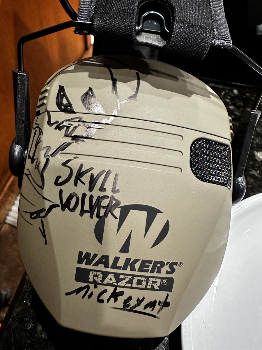 sigridoneeye's tweet image. THE LIMITED EDITION (1 of 1) @skullvolver &amp;amp; @MickeyMMT ELECTRIC EAR MUFFS SIGNED AT THE RANGE ARE SO TUFFFFF