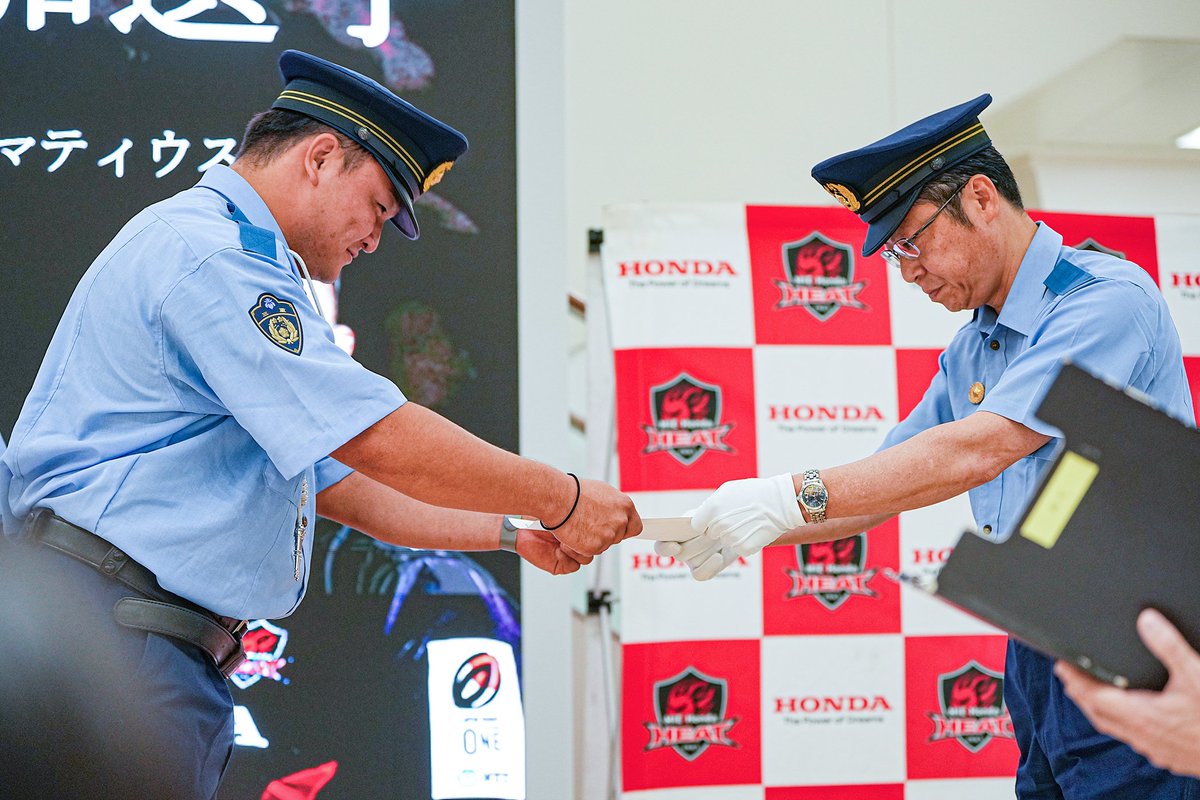 hondaheat's tweet photo. 10/12(日)イオンモール鈴鹿にて、鈴鹿警察署主催 『一日警察署長任命式および 犯罪被害防止啓発活動』に参加👮‍♂️
平野、中尾、北條、ツポウ、バッソン、ヒートくんが、鈴鹿警察署 辻 幸保 署長より一日警察署長に任命されました👏

詳細は👇
https://t.co/IvN73QHlrW https://t.co/9f1AiM6D8P
