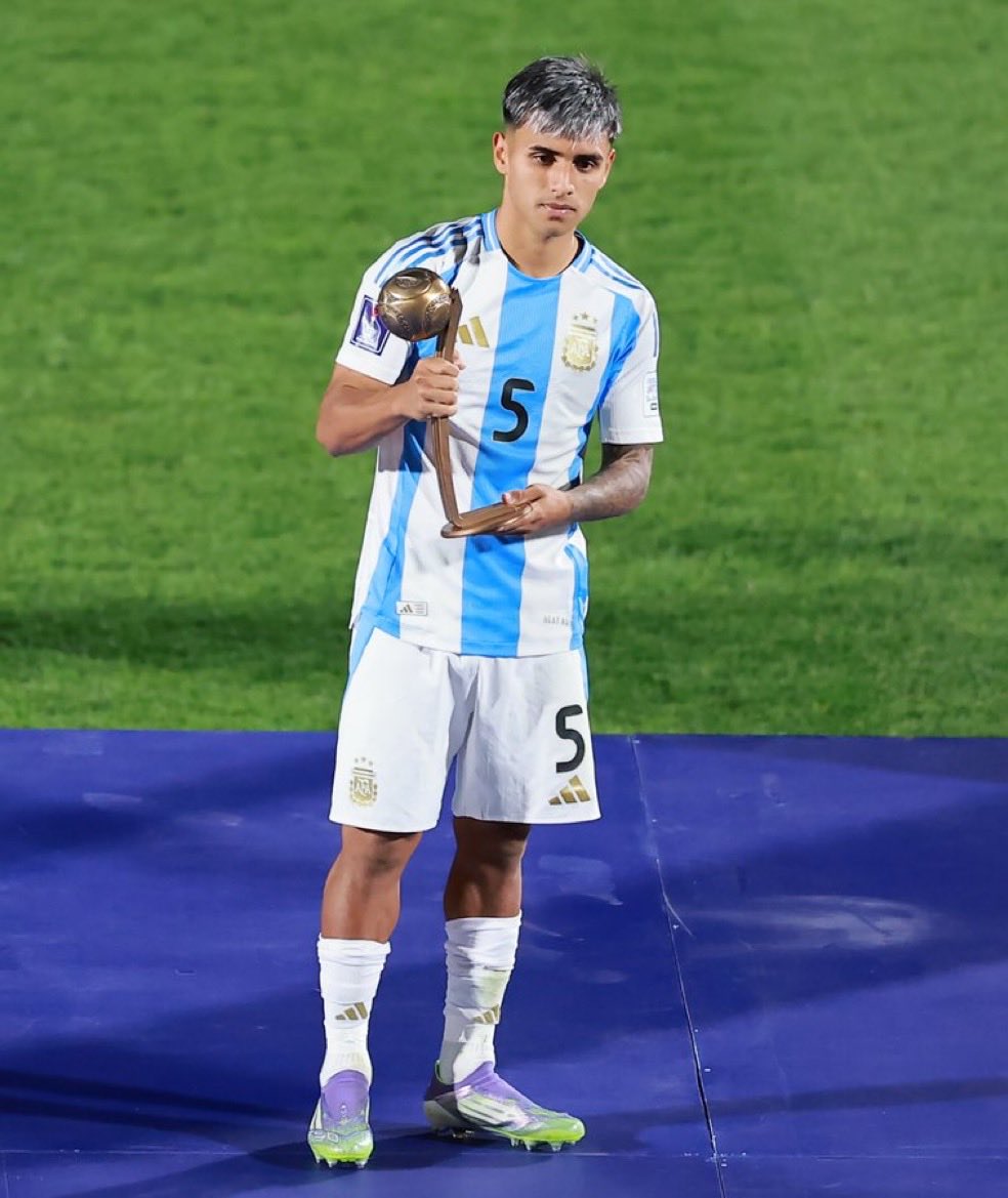 Milton Delgado, el  chico de Boca y 5 de la Sub 20 Argentina, jugó un gran torneo. La FIFA lo premió.
FELICITACIONES