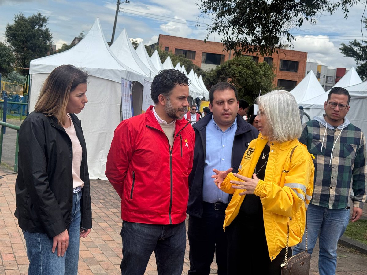 habitatbogota's tweet image. ✍️ Como iniciativa de la Alcaldía Mayor de @Bogota, a través de @SecGeneralBog, se llevó a cabo la Feria #ATuServicio en el Parque El Galán, localidad de #PuenteAranda.

Esta jornada tuvo como propósito acercar los servicios públicos y la oferta institucional a la comunidad.