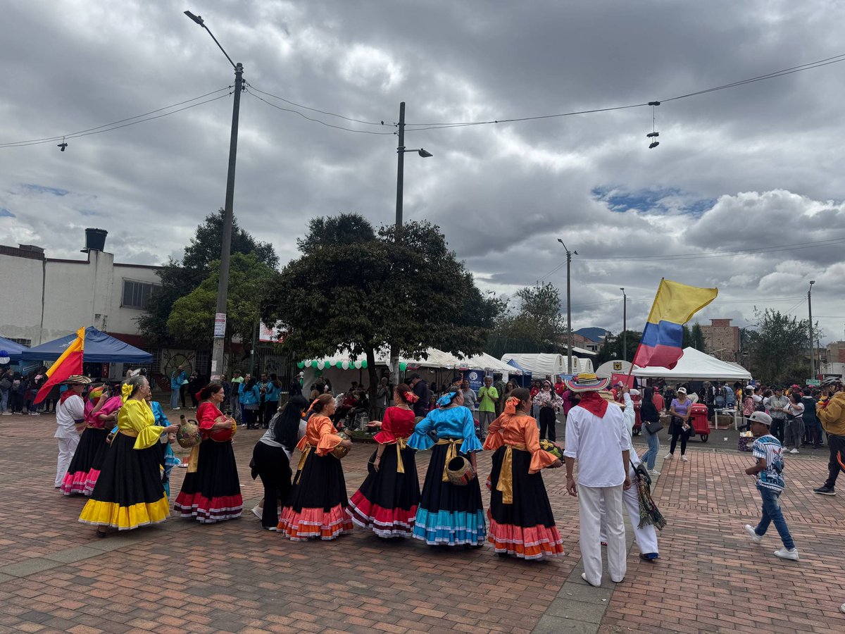 habitatbogota's tweet image. ✍️ Como iniciativa de la Alcaldía Mayor de @Bogota, a través de @SecGeneralBog, se llevó a cabo la Feria #ATuServicio en el Parque El Galán, localidad de #PuenteAranda.

Esta jornada tuvo como propósito acercar los servicios públicos y la oferta institucional a la comunidad.