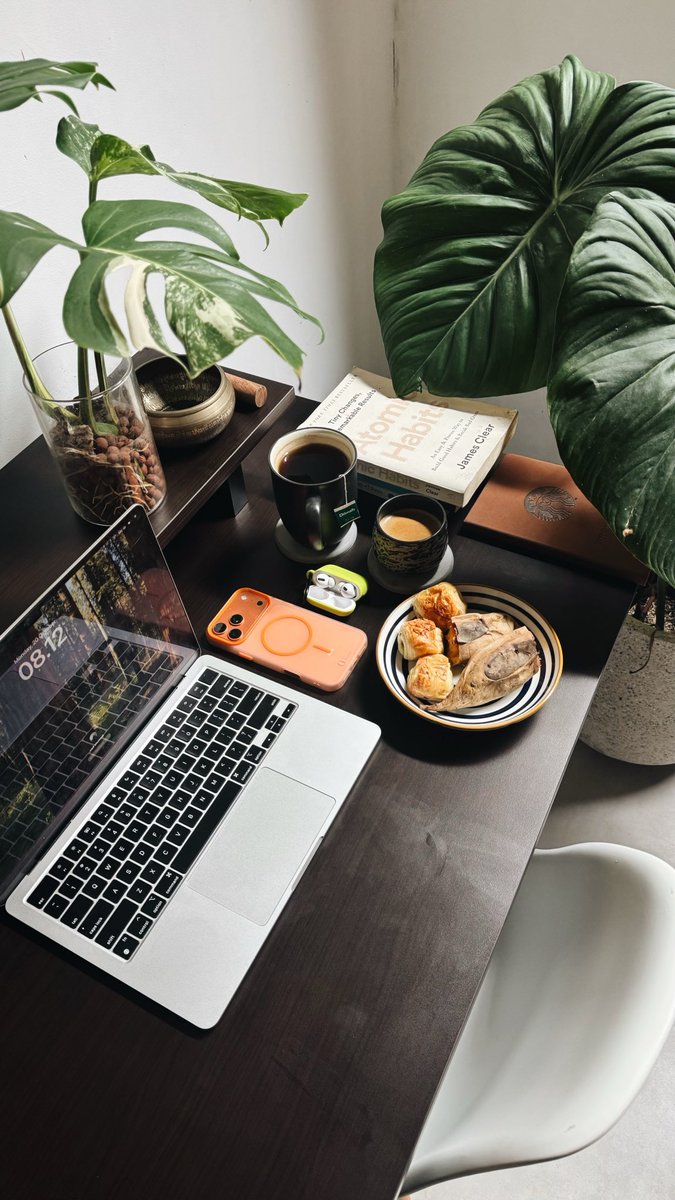 Set up meja kerja. 

Sekalian pamer iPhone 17 pro max orange cakep banget hehe 🍊 🍊