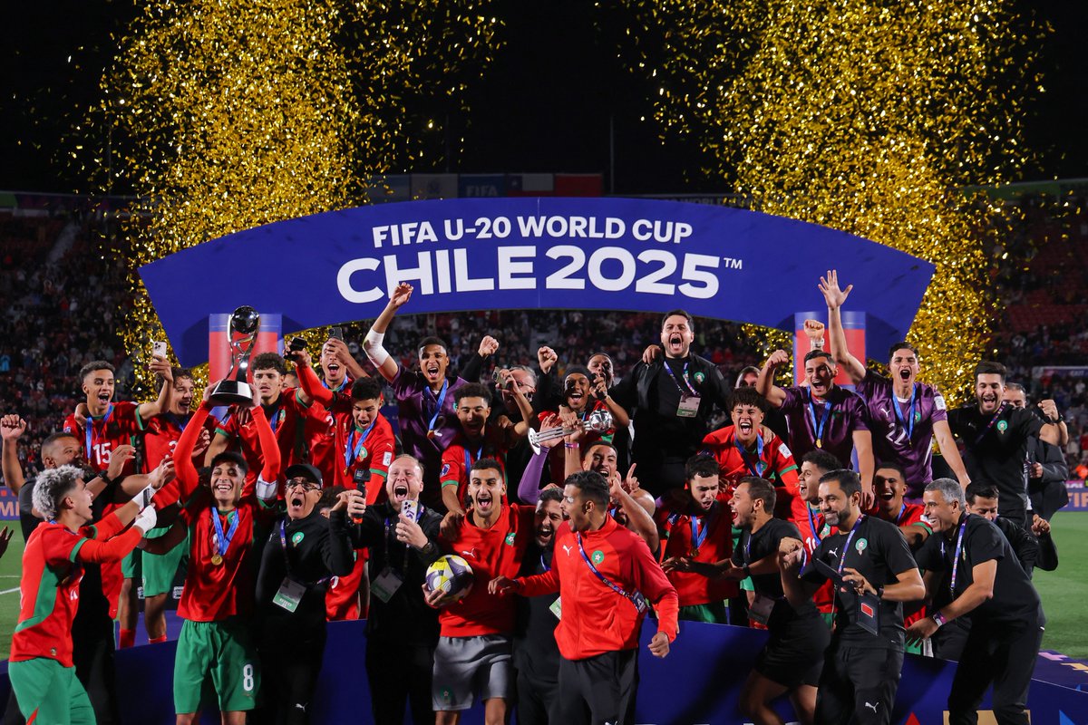 Lifting high the flag, the continent, and the trophy!

Morocco's world. Quite literally. 🇲🇦❤️

#U20WC