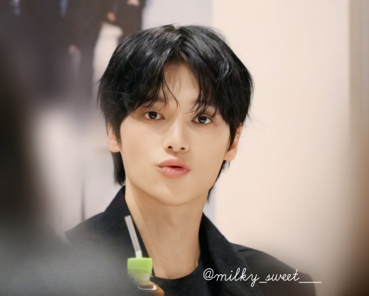 RT @milky_sweet___: 251019 ATEEZ Ashes to Light 団体サイン ⁡ ( ˙³