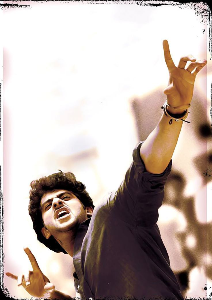 அத்தியாயம் 5
சுழலும் நினைவின் நரம்பியல்

The Drift

தீவிர சிகிச்சைப் பிரிவு.  
ICU light கடுமையாக மினுக்கிறது.  
monitors கண்காணிக்கின்றன.  
morphine நரம்புகளில் ஓடுகிறது.  
மௌனம், ஒரு ஆழமான கடல் போல.

ராம் அங்கே கிடந்தான்.  
உடல் அமைதியாக.  
ஆனால் உள்ளம்  
மதுரையில் சுற்றியது.