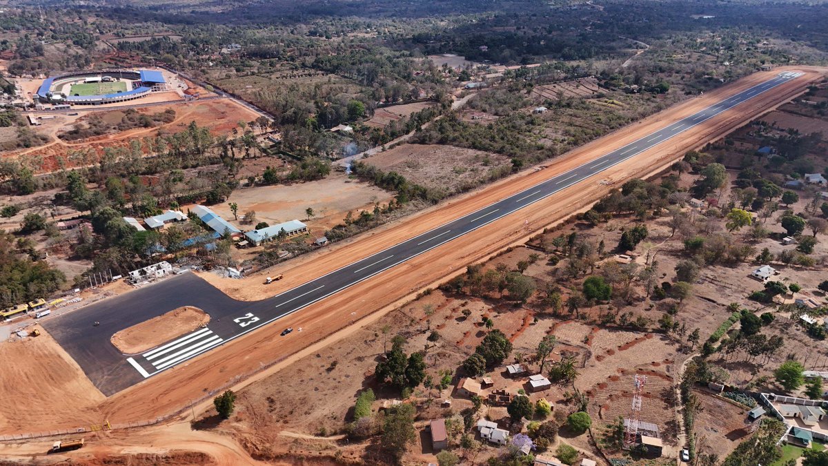 benjimk's tweet image. Le Kenya investit environ 1 million de dollars pour moderniser la piste d’atterrissage d’Ithookwe, dans le comté de Kitui 🇰🇪. Si un tel projet coûte ce montant, alors avec 50 millions de dollars, la RDC pourrait théoriquement financer 50 pistes d’atterrissage modernes à travers…