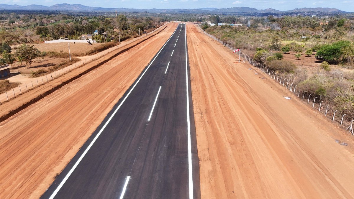 benjimk's tweet image. Le Kenya investit environ 1 million de dollars pour moderniser la piste d’atterrissage d’Ithookwe, dans le comté de Kitui 🇰🇪. Si un tel projet coûte ce montant, alors avec 50 millions de dollars, la RDC pourrait théoriquement financer 50 pistes d’atterrissage modernes à travers…