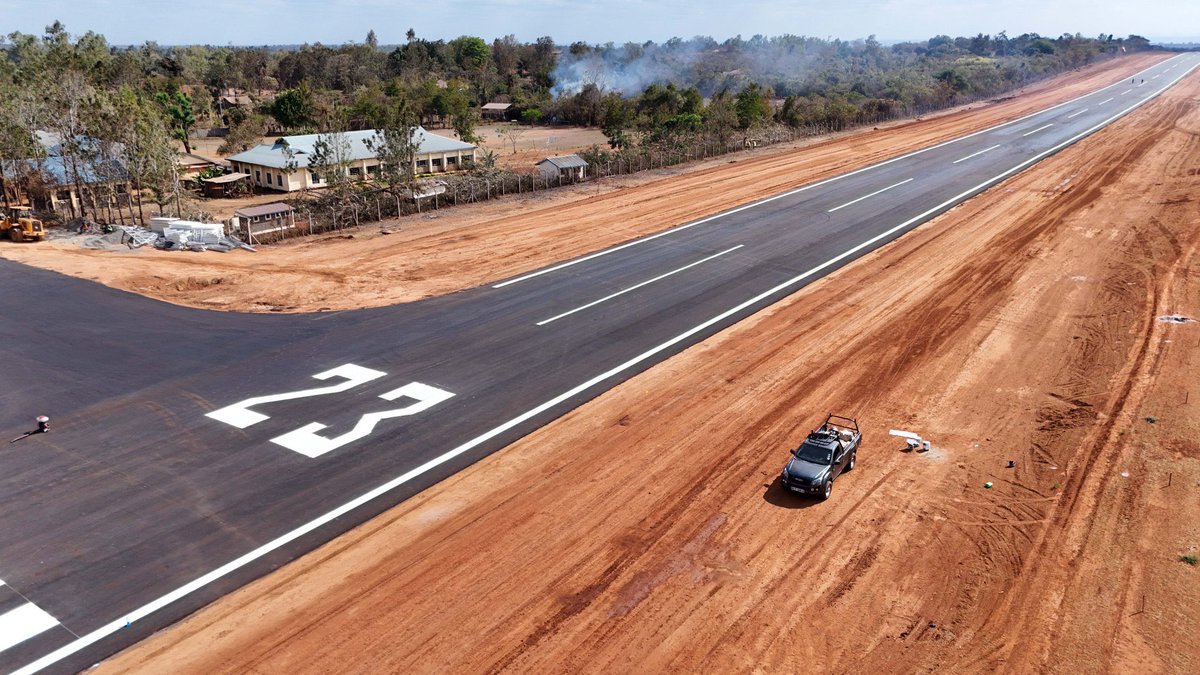 benjimk's tweet image. Le Kenya investit environ 1 million de dollars pour moderniser la piste d’atterrissage d’Ithookwe, dans le comté de Kitui 🇰🇪. Si un tel projet coûte ce montant, alors avec 50 millions de dollars, la RDC pourrait théoriquement financer 50 pistes d’atterrissage modernes à travers…