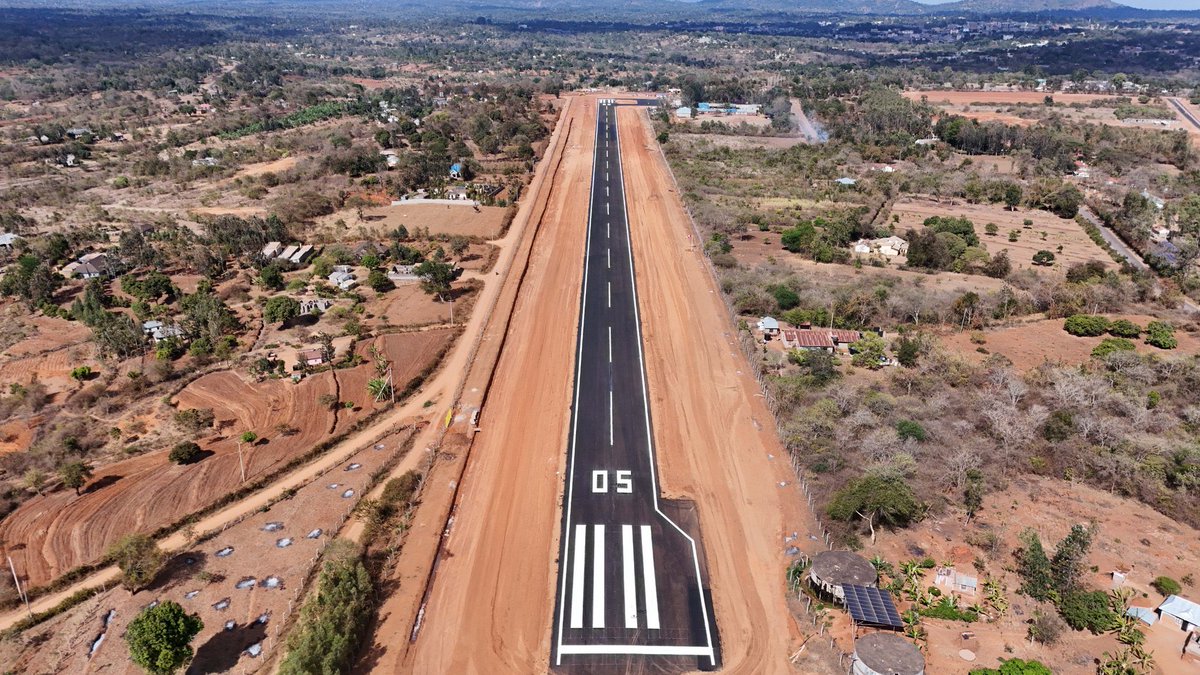 benjimk's tweet image. Le Kenya investit environ 1 million de dollars pour moderniser la piste d’atterrissage d’Ithookwe, dans le comté de Kitui 🇰🇪. Si un tel projet coûte ce montant, alors avec 50 millions de dollars, la RDC pourrait théoriquement financer 50 pistes d’atterrissage modernes à travers…