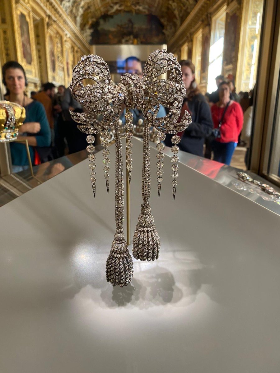 Una lectura per als joves sobre robatoris de llegenda com el d’ahir al Louvre. I adjunto la foto d’una de les joies robades. Foto d’un amic que va estar al museu fa unes setmanes.