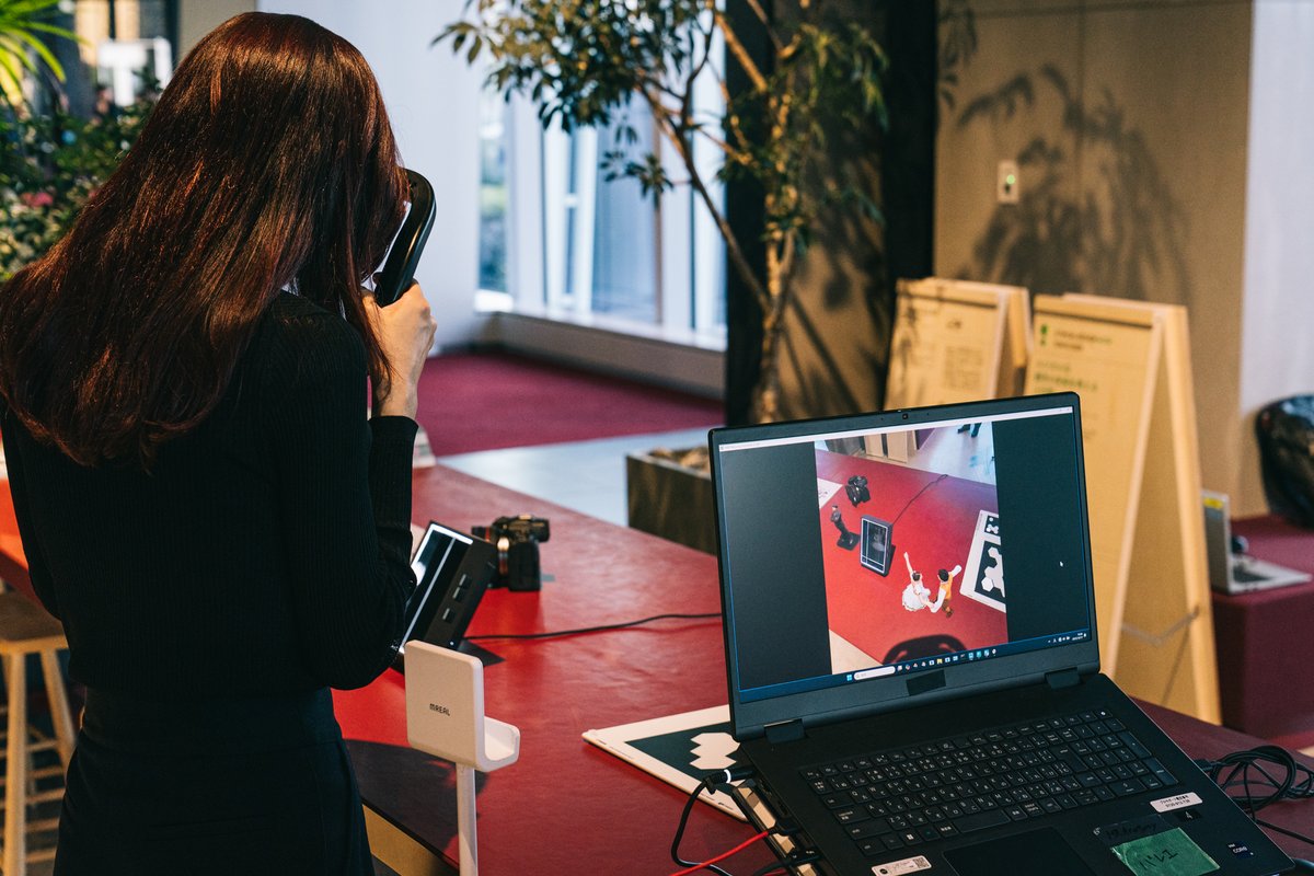 TOKYO NODE OPEN LAB 2025
実験室を開放し、創造力を解放する。

🌐ANNUAL EXHIBITION：
『VOLUMETRIC VIDEO STUDIO ＠ NODE CAFE』
TOKYO NODE LABに併設する最先端のVOLUMETRIC VIDEO STUDIOで撮影した人物・パフォーマンスのボリュメトリックデータを、Canon MREALなどのMRヘッドセット、Apple