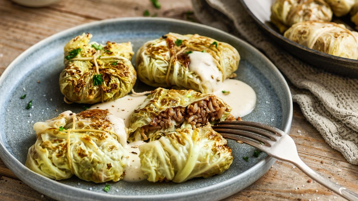 Wirsing mit Reisfüllung

Würziger, nussiger Reis in zarten Wirsingblättern, gebunden zu kleinen Päckchen und serviert mit cremiger Sellerie-Sauce – so köstlich kann gesundes Essen sein. Zum Rezept: zentrum-der-gesundheit.de/rezepte/hauptg…

Sie benötigen Wirsing, Reis, Sellerie, Nüsse und