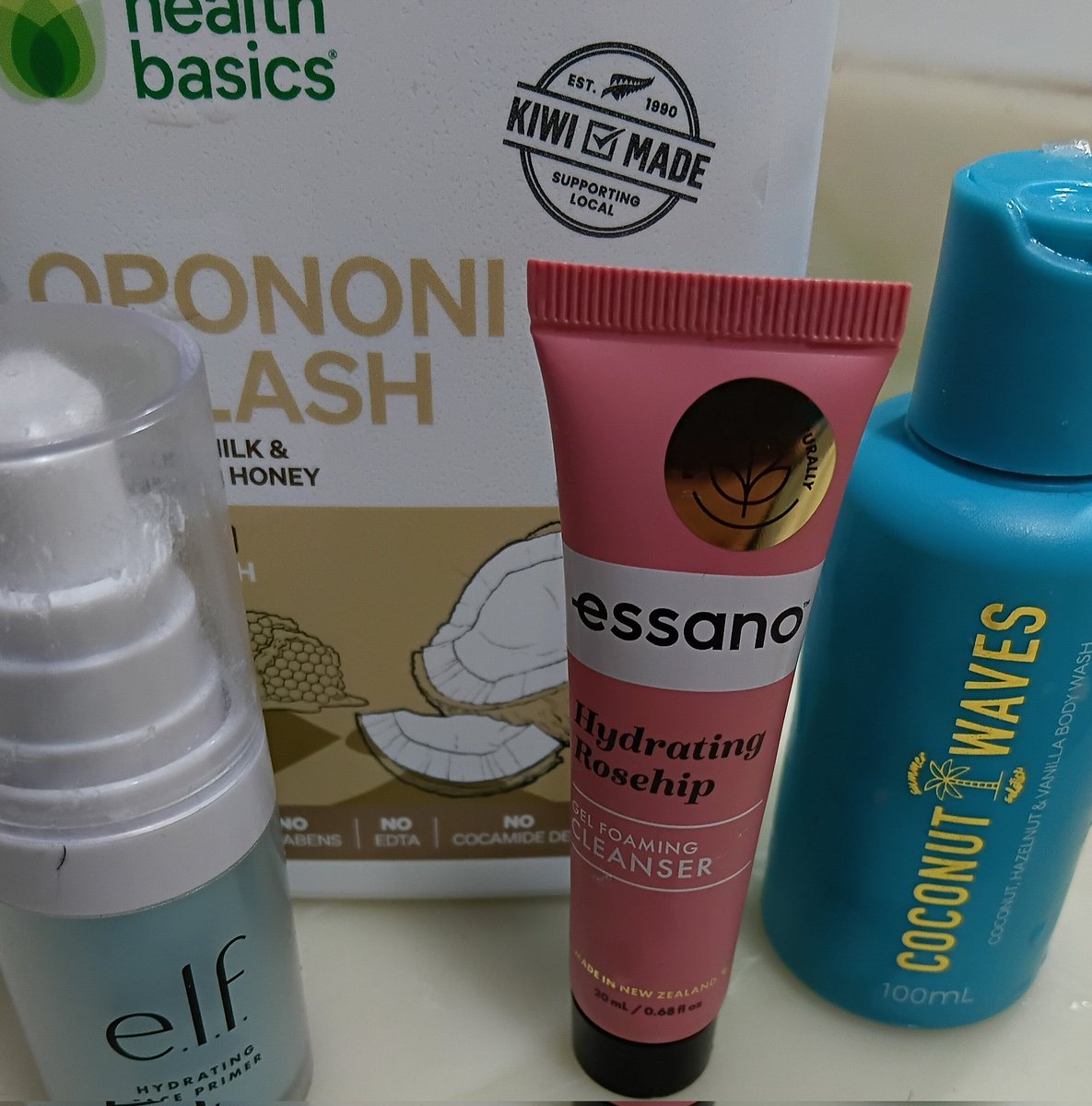 KiwiBiohacker's tweet image. Tonight - on this week's exciting episode of #projectpan - we have liquid soap, a sample of face cleanser, an Elf primer (which is incredible), and a small coconut body wash.
All used up.
I feel so #proud of myself!!
#declutter #simplify #sustainability