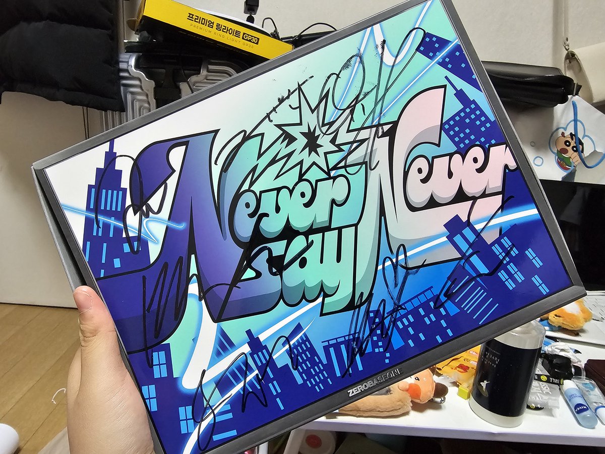 V컬러링 이벤트 제베원 친필 사인  한명 누락 이슈로 문의 넣고 난 뒤  연락 오셔서는 다시 싸인받아서 배송해주신다고함  누락된게 맞았다고 함 
누가봐고 8명이잖음... 
싸인받고 v컬러링으로 보낸다음 나한테 보낸다고 함 
그저.. 감사합니다..  도와주신 제로즈분들도 감사드려요 ㅠㅠ