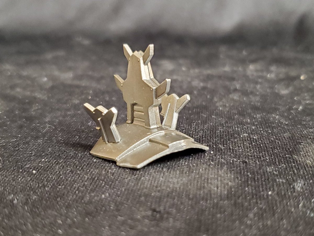 3式機龍(の背鰭)
なんか久しぶりのパーツ修理依頼でした。依頼主は <a href="/HBGodzilla/">Power Hour Photography</a> さん
モンスアーツの機龍の背鰭に傷を負って、壊れた部品が消失したからパーツ複製が必要だった
無傷の背鰭からおゆまるで形を取って、エポパテで複製したら隙間を処理し、塗装したまでです
#ゴジラ 
#モンスターアーツ