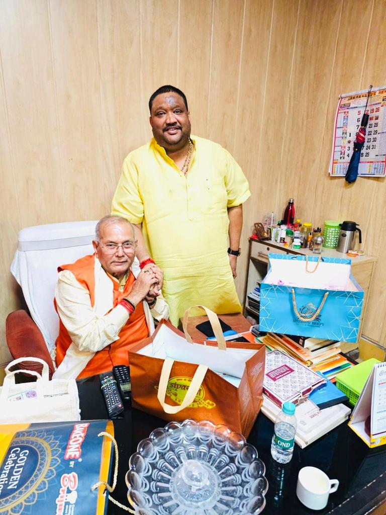 dheerusinghh's tweet image. लखनऊ में माननीय प्रदेश मुख्यालय प्रभारी भाजपा, उत्तर प्रदेश आदरणीय श्री भारत दीक्षित जी से भेंटकर दीपावली पर्व की हार्दिक शुभकामनाएं एवं बधाई दी।
ईश्वर से प्रार्थना है कि यह पावन पर्व सभी के जीवन में सुख, समृद्धि और उज्जवल भविष्य का संचार करे।
आप सभी को दीपावली की ढेर सारी…