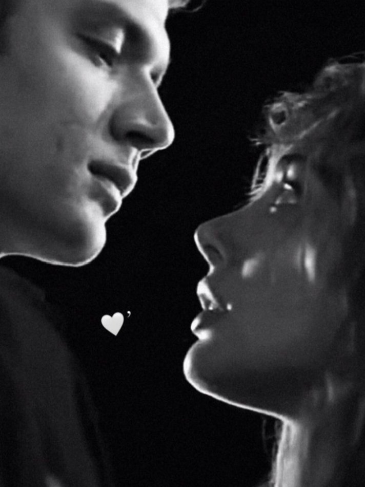 Por una mirada tuya 
callé mil versos, 
y en ese silencio 
entendí que el amor 
no se dice: 
se mira desde dentro 
#BuenosDías
#Becquer 
#Lunesdeojos