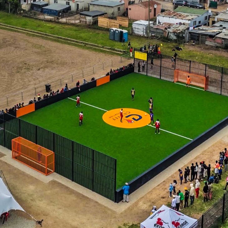 eurofootcom's tweet image. ❤️ Edwin van der Sar visited South Africa. He opened two football courts there. 🇿🇦👏