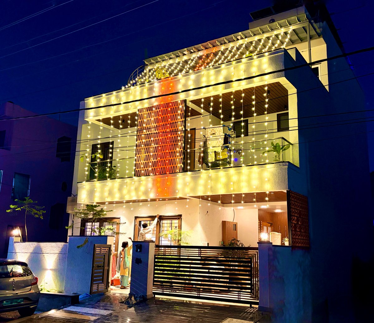 Vibhor1911's tweet image. Tent house wala guy was asking ₹6K for front lighting.
I ordered 20 string lights from Blinkit right in front of him and said thank you very much.
Total Cost - ₹2.5K
Labour - my 3 hours since I did it all by myself 😬
Happy Diwali, everyone 🪔 🎇🎆🧨