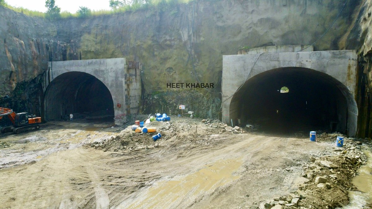 abhinavaduri9's tweet image. 🚧 #Indore–#Hyderabad Economic Corridor update:
Work on the Indore–Khandwa stretch underway!
This 713 km route will be the shortest link between #Delhi, #Hyderabad & South India via DME & Ujjain–Garoth spur.
📹 Source: HEET KHABAR
🔗 Watch here: youtu.be/8-OOmJBAEkw