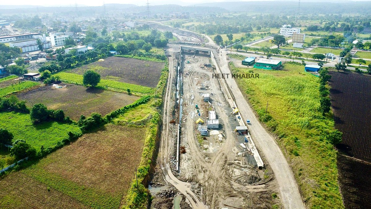 abhinavaduri9's tweet image. 🚧 #Indore–#Hyderabad Economic Corridor update:
Work on the Indore–Khandwa stretch underway!
This 713 km route will be the shortest link between #Delhi, #Hyderabad & South India via DME & Ujjain–Garoth spur.
📹 Source: HEET KHABAR
🔗 Watch here: youtu.be/8-OOmJBAEkw