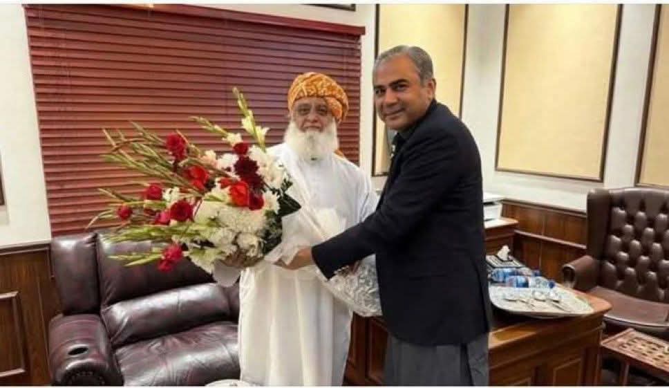 پاکستانی نچن یاہو کو اڈیالہ میں بند کرنے پر مولانا کا وزیر داخلہ کو خراجِ تحسین۔
شیخ نوید۔
یوتھیوں کیسی لگی پرانی تصویر کے ساتھ نیا کیپشن 😀