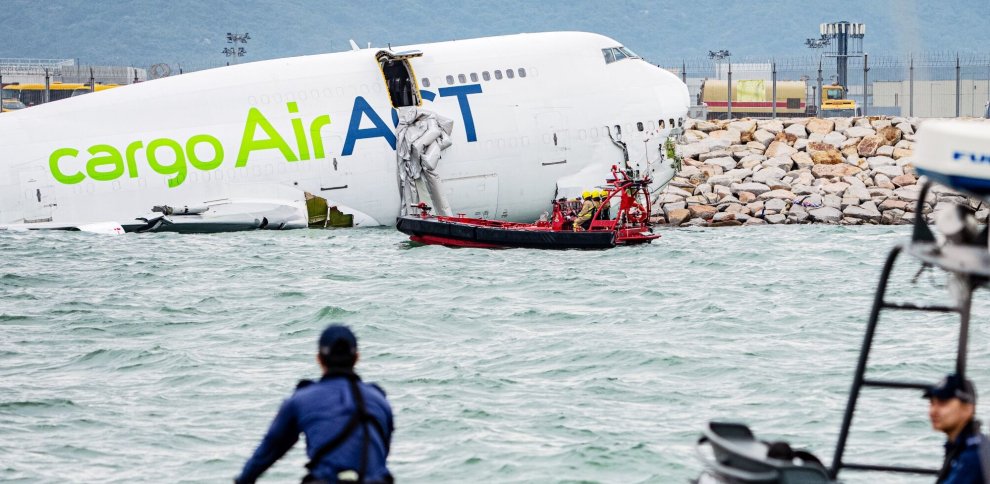 Dos muertos en Hong Kong al salirse de la pista un avión de carga lavanguardia.com/internacional/…