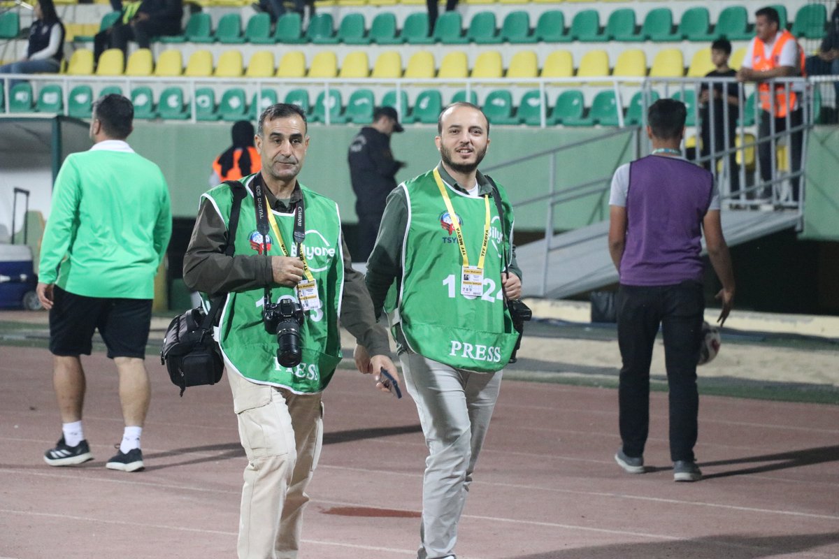 suleymanturan63's tweet photo. Şanlıurfa Spor - Elazığspor maçında biz de yerimizi aldık.
Süleyman Turan, Mustafa Ekinci, Ahmet Durmuş, Musa ve Tevfik ile birlikte, güzel kareler için her zamanki gibi sahadaydık.
Maç sonucu: Şanlıurfaspor 0 - 2 Elazığspor
#Şanlıurfa #Elazığspor #YerelBasın #UlusalBasın https://t.co/rd0Hw0rlyZ