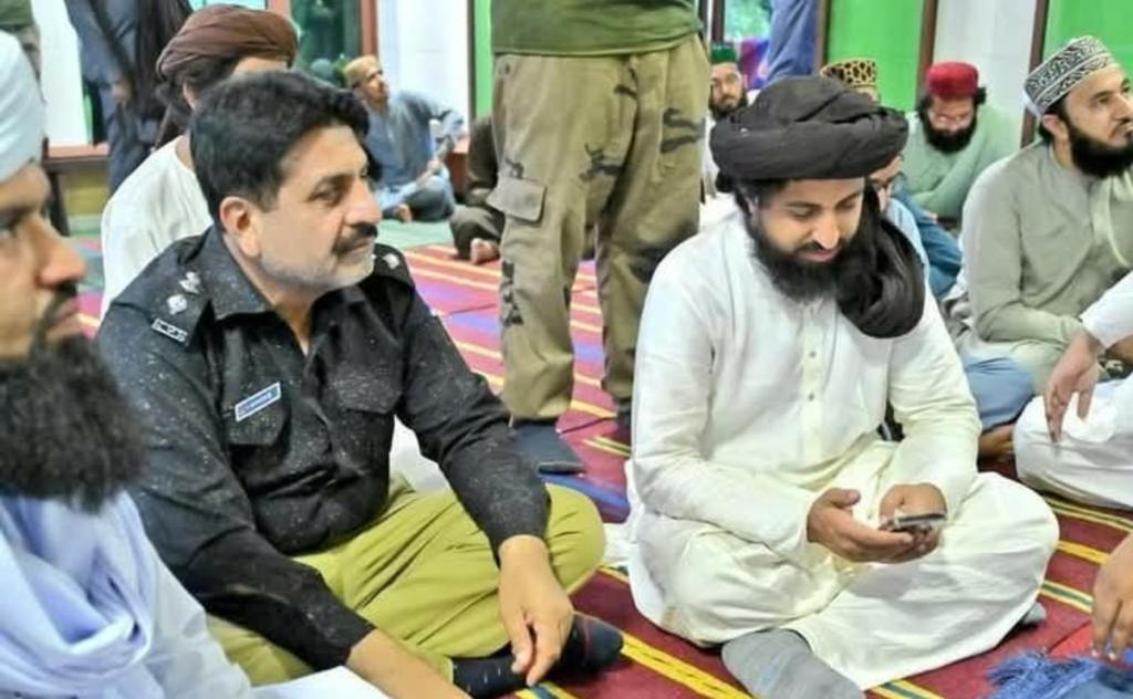 سنا ہے مریم نواز کی سکیورٹی سے داڑھی والے لوگوں کو ہٹایا جارہا ہے..
لیکن  خیال کرنا بغیر داڑھی والے بھی ان کے محب ہیں🔥❤️‍🔥
#JusticeForMuridkeMartyrs