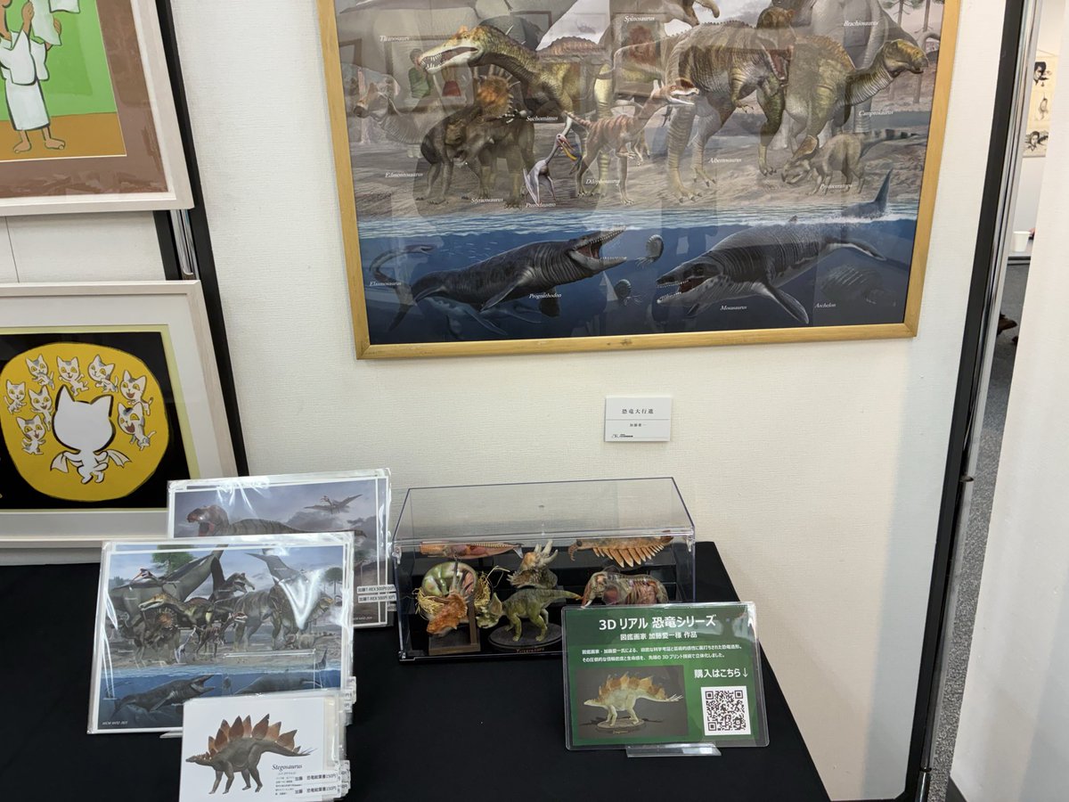 世界堂で開催中の出版美術家展の様子。旧作のイラストと3Dプリント作品を展示中。本日は七時まで当番で在廊予定😊