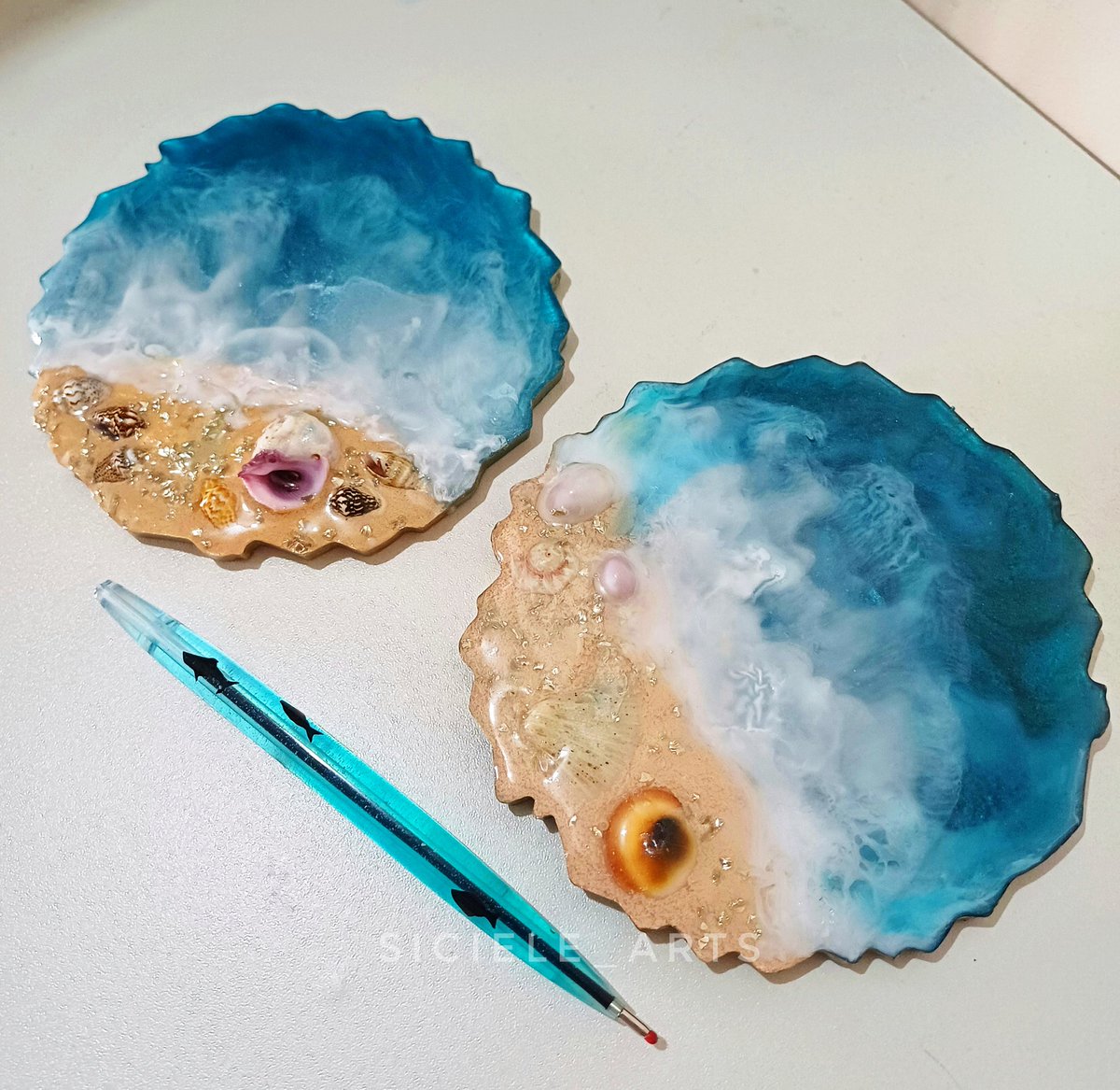 siciele_arts's tweet photo. My first resin artwork. 🌊 🐋 🐚
Ballpoint pen and coasters

Maybe not bad for a first timer.🫣
#cieleCreates 
#resinart #resincoaster  #resinpen https://t.co/Yp3oeMDH3h