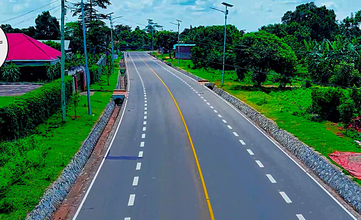 MoWT_Uganda's tweet image. #Pallisa, #Kumi Town roads!

The newly completed Pallisa [7.5 km] and Kumi [12.2 km] Town Roads mark another milestone in @GovUganda efforts to uplift urban centres through improved connectivity.

Urban infrastructure upgrades have potential to stimulate local enterprise by…