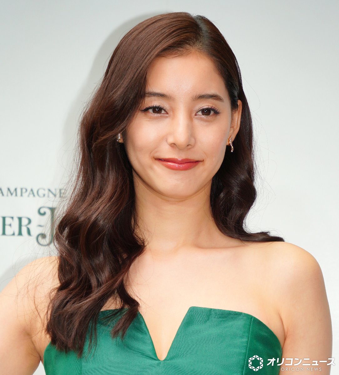 年始限定値引き！thetoe Heidelberg Dress 新木優子 新木優子、ロングドレスで表参道に降臨 美デコルテを大胆に披露