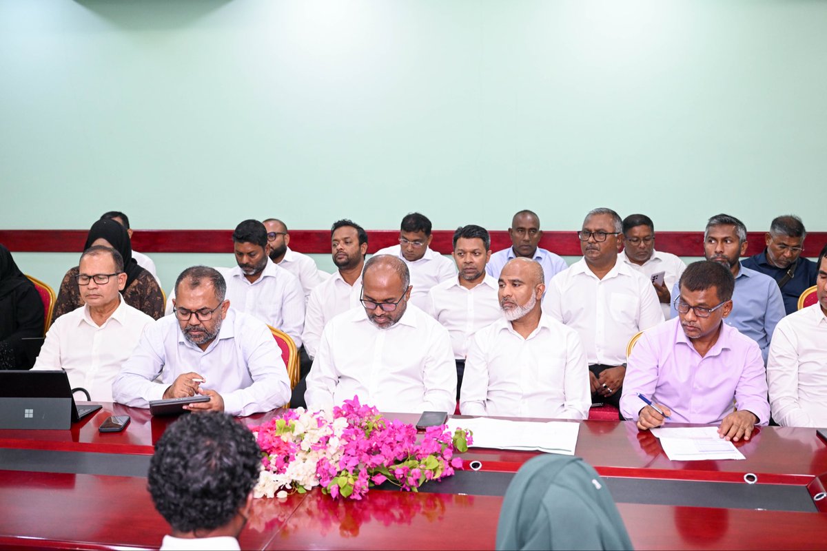 President Dr <a href="/MMuizzu/">Dr Mohamed Muizzu</a> meets with the L. Maavah Council, Women’s Development Committees (WDCs), and institution heads to discuss development strategies and public service improvements. 

#RayyithunGaathah #LaamuAtollVisit